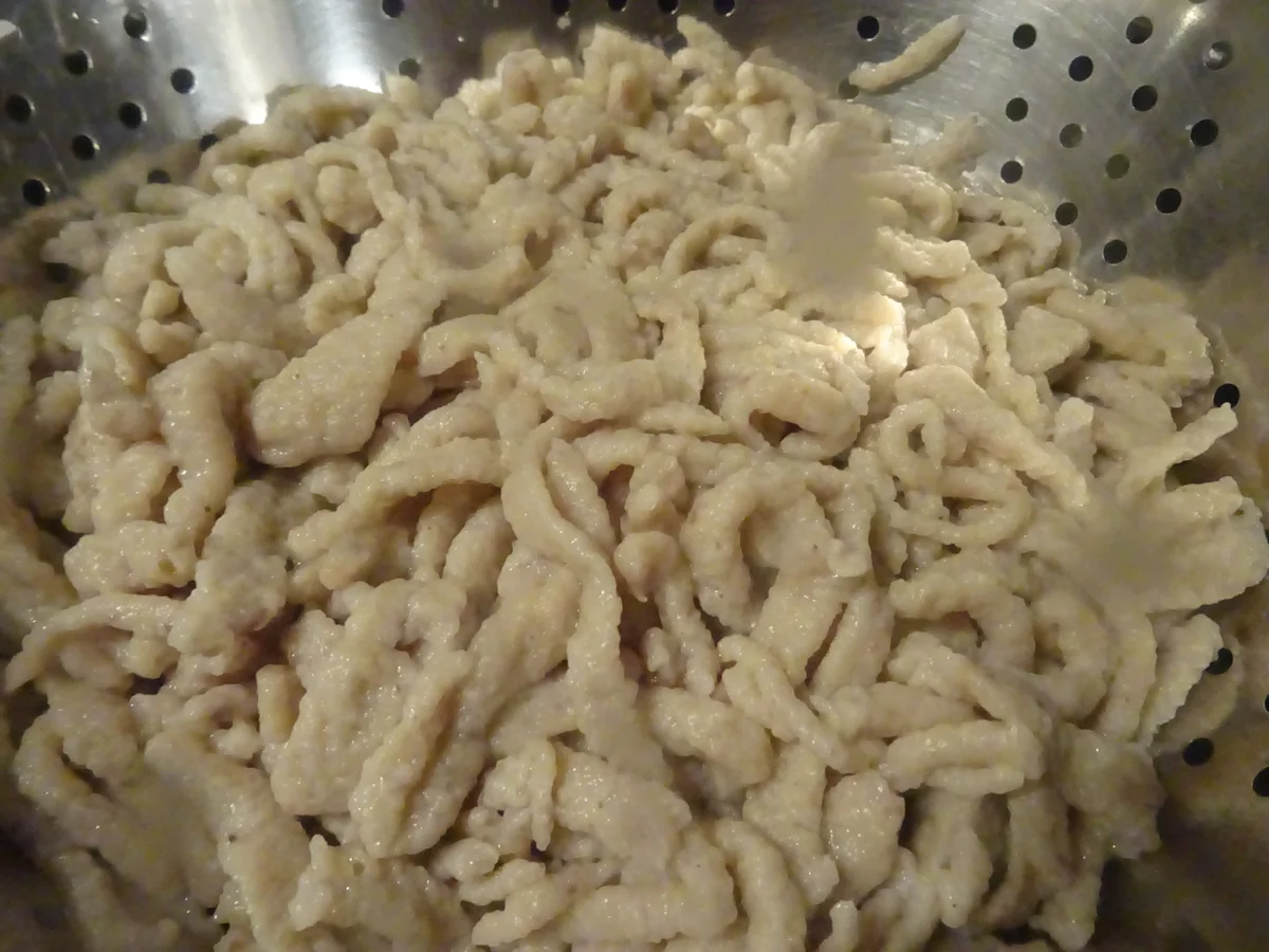 Damwildkeule mariniert und gefüllt, mit Preiselbeer-Soße und Maronen-Spätzle - Rezept - Bild Nr. 3