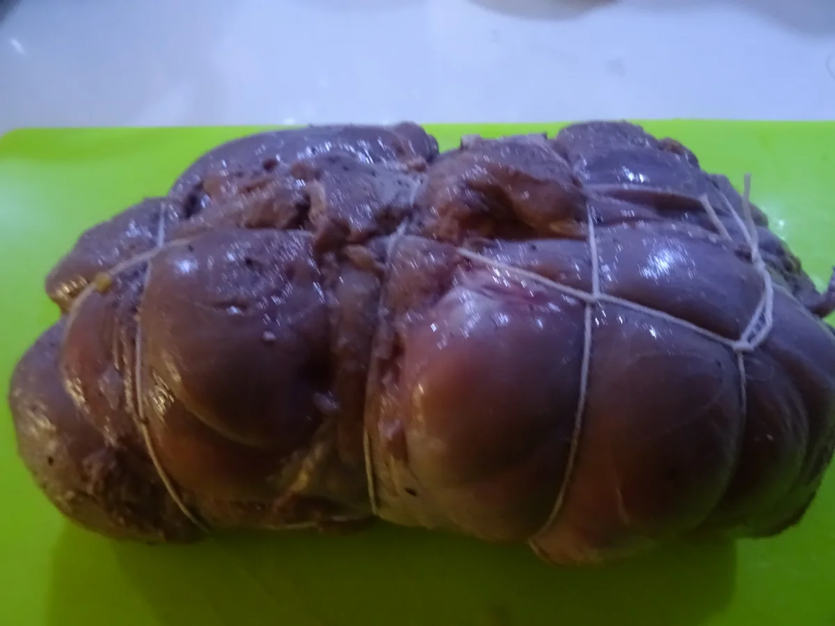 Damwildkeule mariniert und gefüllt, mit Preiselbeer-Soße und Maronen-Spätzle - Rezept - Bild Nr. 5