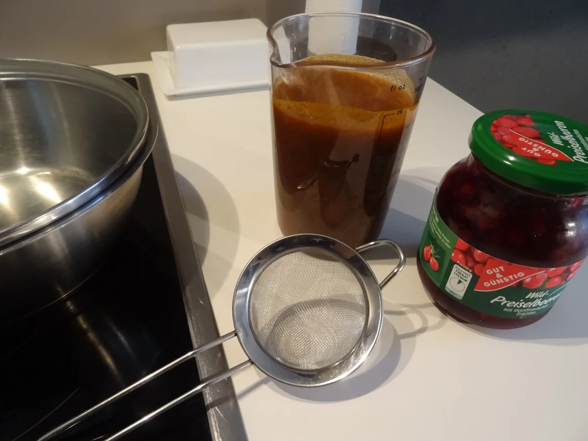 Damwildkeule mariniert und gefüllt, mit Preiselbeer-Soße und Maronen-Spätzle - Rezept - Bild Nr. 7