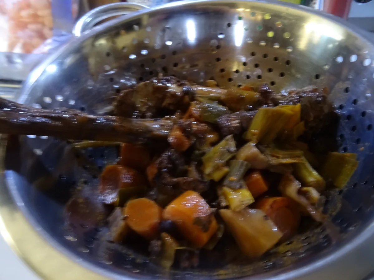 Damwildkeule mariniert und gefüllt, mit Preiselbeer-Soße und Maronen-Spätzle - Rezept - Bild Nr. 8