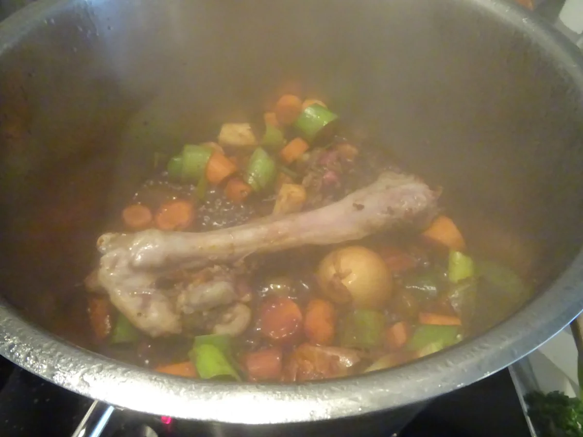 Damwildkeule mariniert und gefüllt, mit Preiselbeer-Soße und Maronen-Spätzle - Rezept - Bild Nr. 9