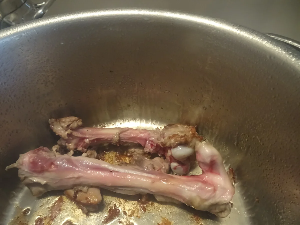 Damwildkeule mariniert und gefüllt, mit Preiselbeer-Soße und Maronen-Spätzle - Rezept - Bild Nr. 10