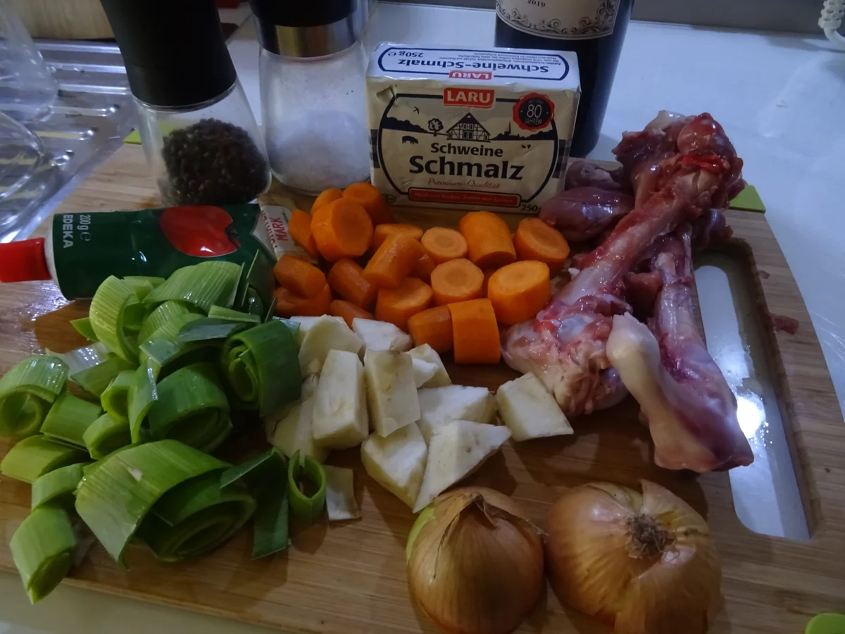 Damwildkeule mariniert und gefüllt, mit Preiselbeer-Soße und Maronen-Spätzle - Rezept - Bild Nr. 11