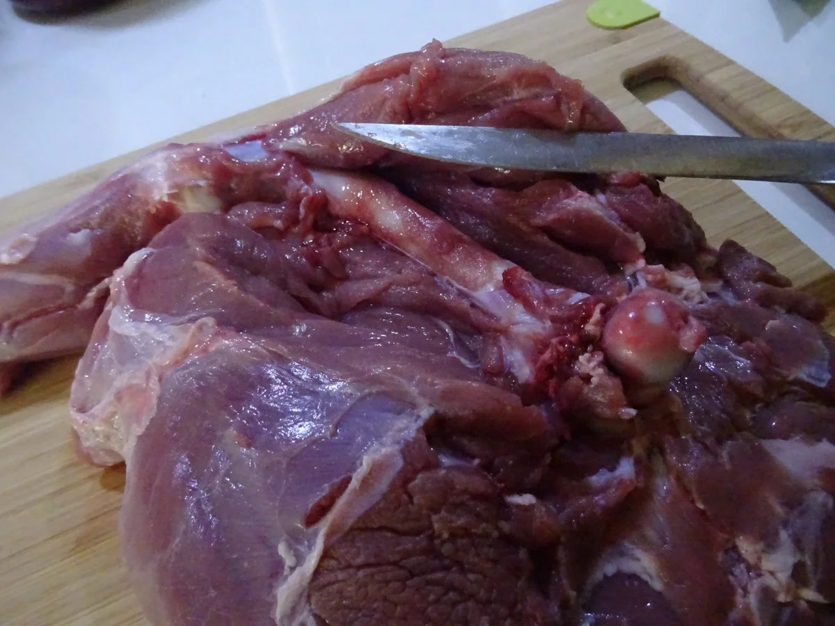 Damwildkeule mariniert und gefüllt, mit Preiselbeer-Soße und Maronen-Spätzle - Rezept - Bild Nr. 12