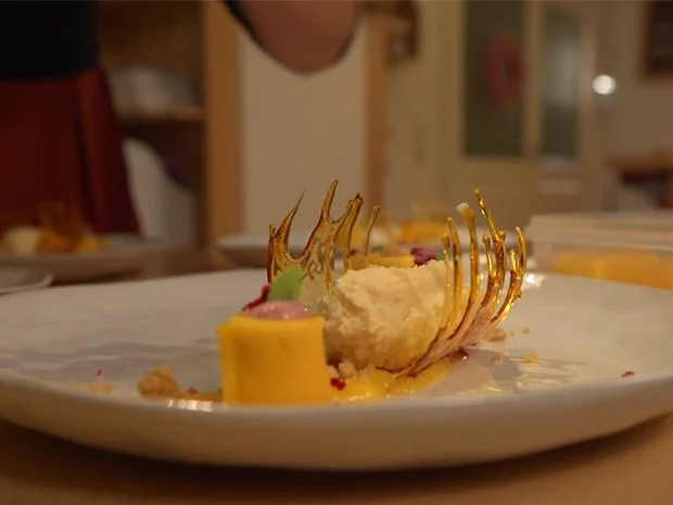 Weiße Mousse au Chocolat mit Tonkabohne, Mango und Crumble - Rezept - Bild Nr. 2