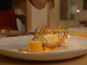 Weiße Mousse au Chocolat mit Tonkabohne, Mango und Crumble - Rezept - Bild Nr. 2