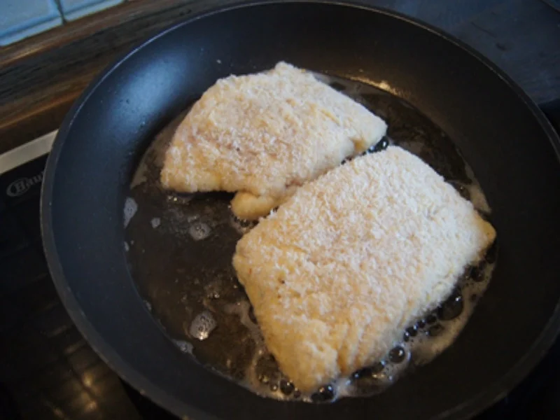 Paniertes Kabeljaufilet mit Schinkenspeck-Buschbohnen und Petersilie-Drillingen - Rezept - Bild Nr. 4