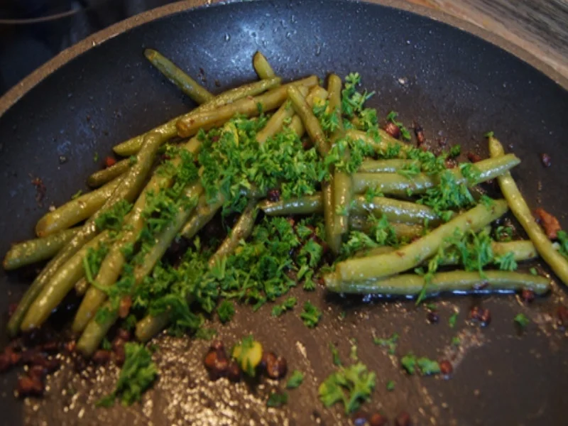 Paniertes Kabeljaufilet mit Schinkenspeck-Buschbohnen und Petersilie-Drillingen - Rezept - Bild Nr. 8