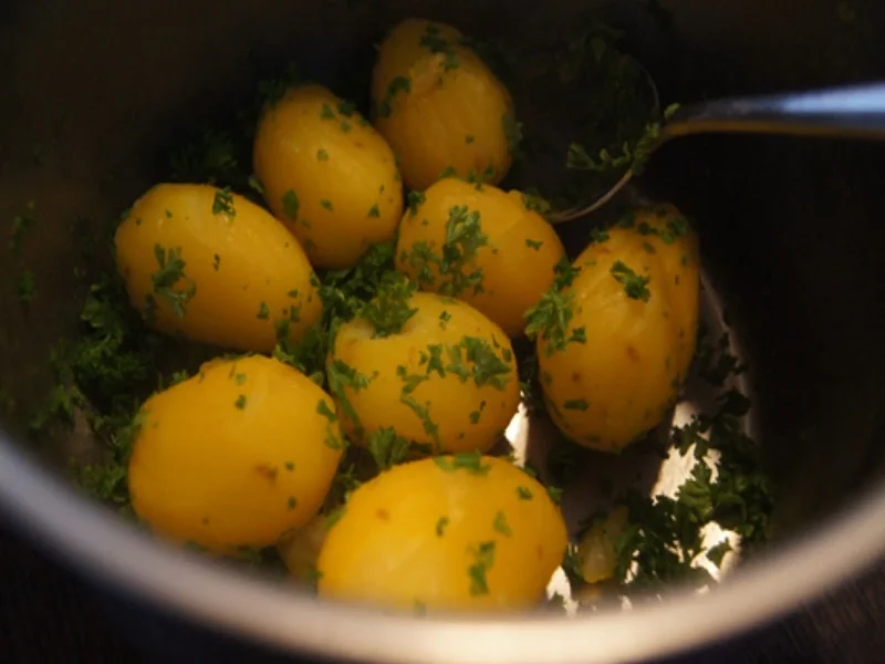 Paniertes Kabeljaufilet mit Schinkenspeck-Buschbohnen und Petersilie-Drillingen - Rezept - Bild Nr. 10