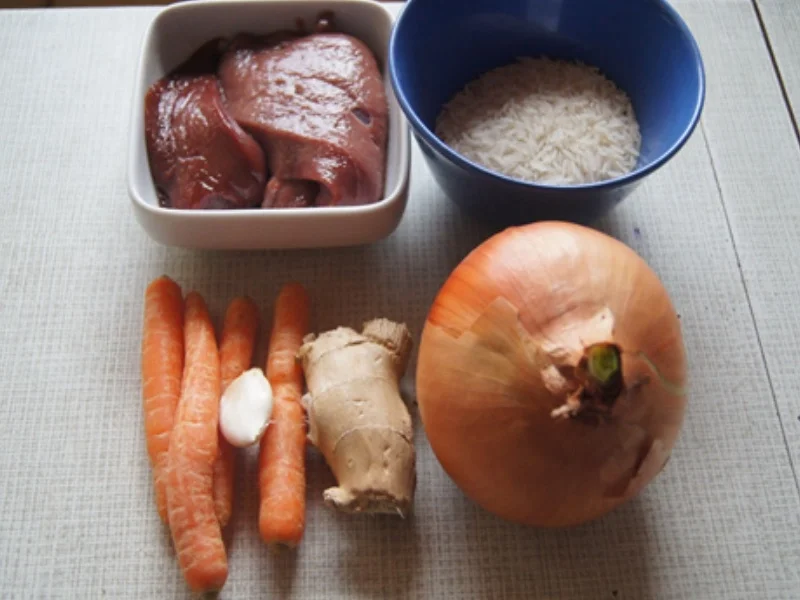 Kalbsleber mit Ingwer und Gemüsezwiebel im Wok mit gelben Basmatireis - Rezept - Bild Nr. 3