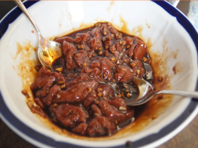 Kalbsleber mit Ingwer und Gemüsezwiebel im Wok mit gelben Basmatireis - Rezept - Bild Nr. 5