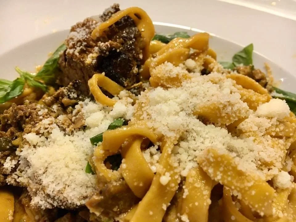 Kitzroulade mit Steinpilz-Pistazien Füllung auf Tagliatelle - Rezept - Bild Nr. 2