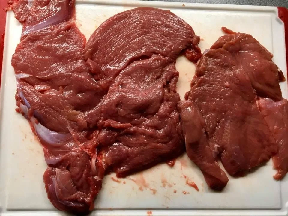 Kitzroulade mit Steinpilz-Pistazien Füllung auf Tagliatelle - Rezept - Bild Nr. 3