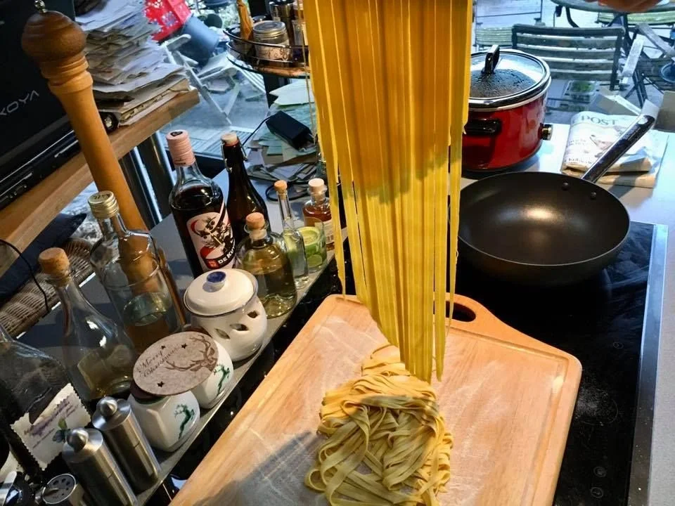 Kitzroulade mit Steinpilz-Pistazien Füllung auf Tagliatelle - Rezept - Bild Nr. 12