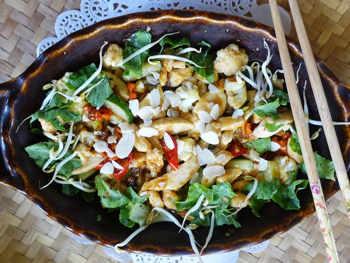 Gebratenes Hühnerfleisch mit Gemüse in süß-saurer Sauce - Rezept - Bild Nr. 2