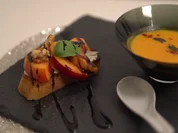 Kürbis-Chili-Süppchen mit Nektarinen-Basilikum-Bruschetta - Rezept - Bild Nr. 2