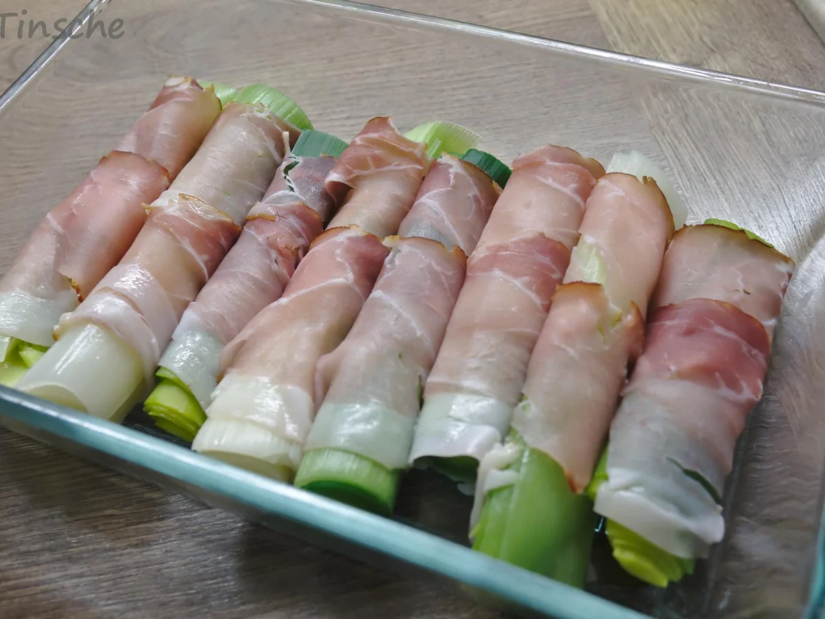 Rezept: Überbackener Lauch im Schinkenspeckmantel Bild Nr. 2 Überbackener Lauch im Schinkenspeckmantel - Rezept - Bild Nr. 2