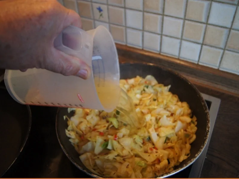 Scharf, pikanter Spitzkohl mit Mettbällchen und Möhren-Kartoffel-Stampf - Rezept - Bild Nr. 10