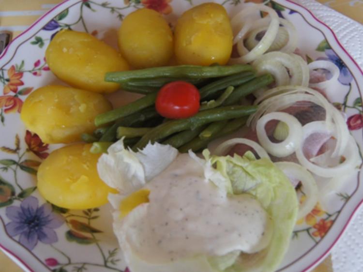 Matjesfilet mit Sauce Sylter Art, Buschbohnen und Pellkartoffeln ...