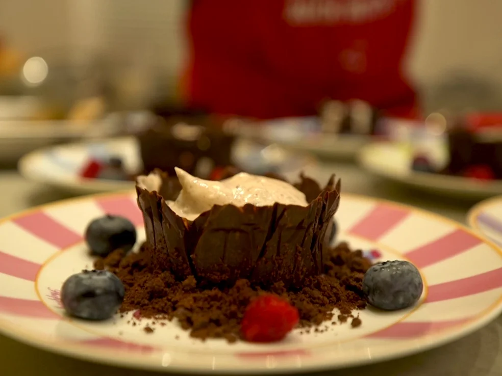 Rezept: Herrencréme im Schokoschälchen auf Tonka-Crunch Bild Nr. 2 Herrencréme im Schokoschälchen auf Tonka-Crunch - Rezept - Bild Nr. 2