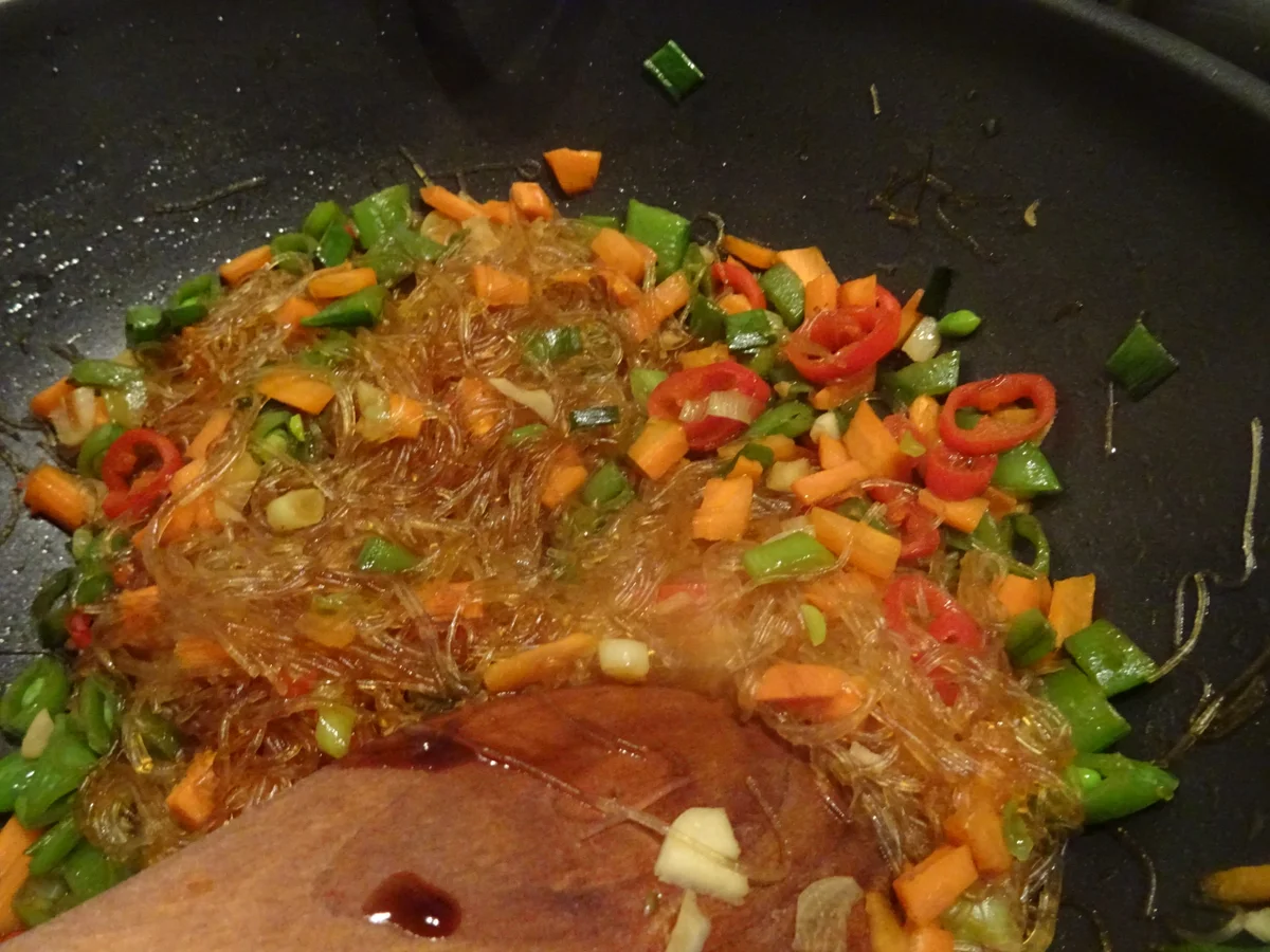 Rezept: Huhn "cross" mit scharfen Glasnudeln und Ei Bild Nr. 9860 Huhn "cross" mit scharfen Glasnudeln und Ei - Rezept - Bild Nr. 9860