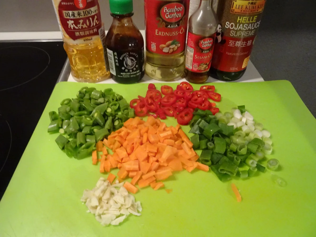 Rezept: Huhn "cross" mit scharfen Glasnudeln und Ei Bild Nr. 9862 Huhn "cross" mit scharfen Glasnudeln und Ei - Rezept - Bild Nr. 9862