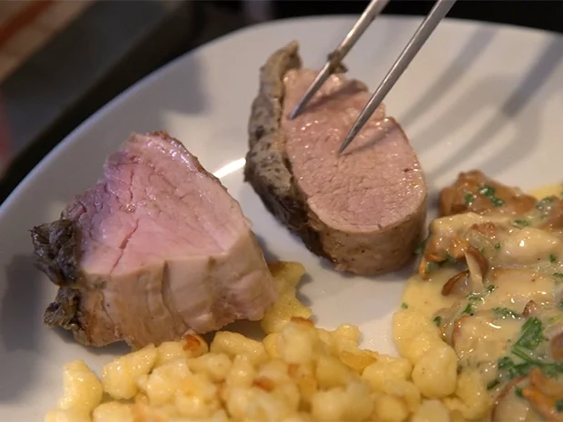 Schweinefilet mit Pilzfarce, Knöpfle, Mischpilzpfanne und etwas Grünem - Rezept - Bild Nr. 2