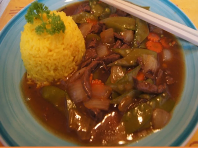 Rindfleisch mit Zuckerschoten im Wok und gelber Basmatireis - Rezept - Bild Nr. 2