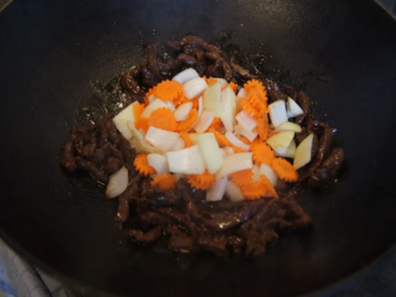 Rindfleisch mit Zuckerschoten im Wok und gelber Basmatireis - Rezept - Bild Nr. 12