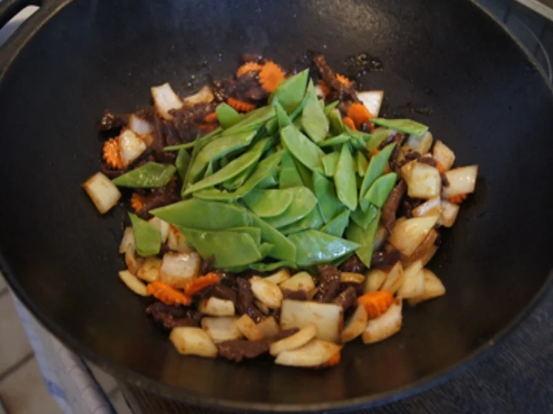 Rindfleisch mit Zuckerschoten im Wok und gelber Basmatireis - Rezept - Bild Nr. 13