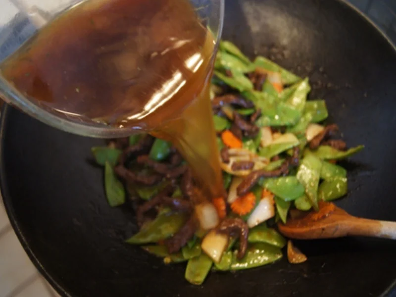 Rindfleisch mit Zuckerschoten im Wok und gelber Basmatireis - Rezept - Bild Nr. 15