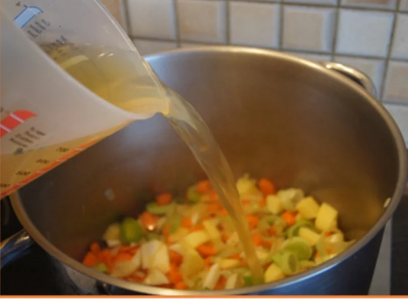 Rezept: Linsensuppe mit Gemüse und Fleischwurst Bild Nr. 9872 Linsensuppe mit Gemüse und Fleischwurst - Rezept - Bild Nr. 9872