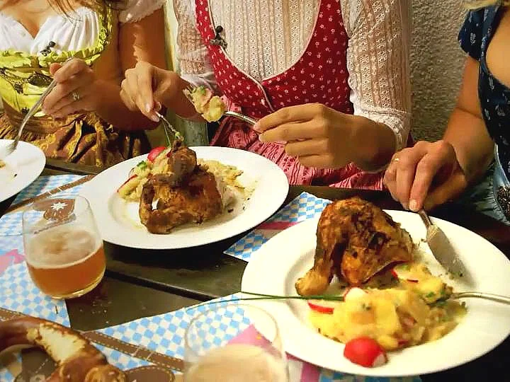 Wiesenhendl mit bayerischem Kartoffelsalat - Rezept - Bild Nr. 2