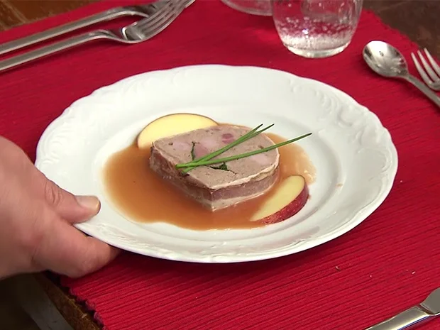 Wildterrine mit Apfelspalten an Cumberlandsauce - Rezept - Bild Nr. 2