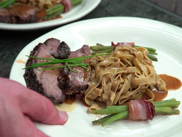 Lammkeule aus dem Römertopf mit Roquefortkruste an Steinpilztagliatelle - Rezept - Bild Nr. 2
