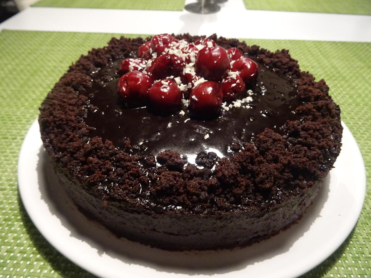 Schokoladenkuchen mit Kirschfüllung und -topping - Rezept - Bild Nr. 2