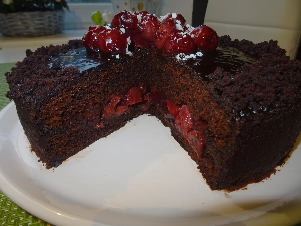 Schokoladenkuchen mit Kirschfüllung und -topping - Rezept - Bild Nr. 3