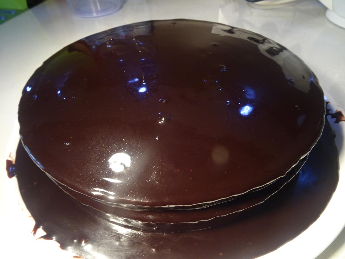 Schokoladenkuchen mit Kirschfüllung und -topping - Rezept - Bild Nr. 4