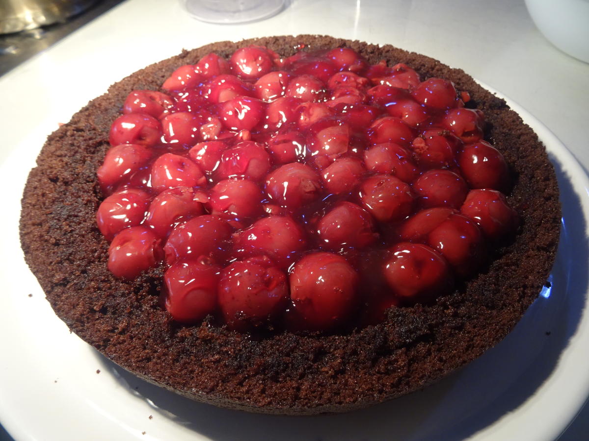 Schokoladenkuchen mit Kirschfüllung und -topping - Rezept - Bild Nr. 5