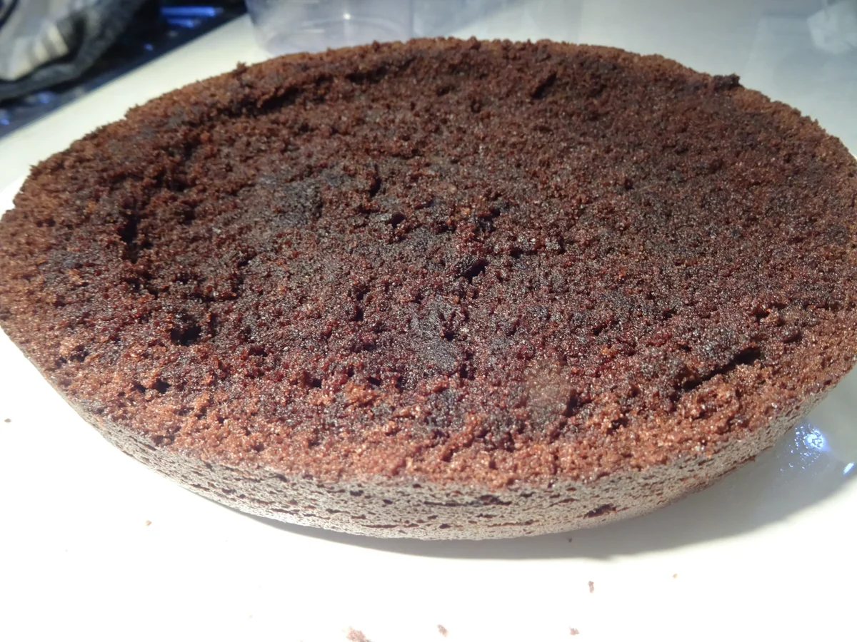 Schokoladenkuchen mit Kirschfüllung und -topping - Rezept - Bild Nr. 6