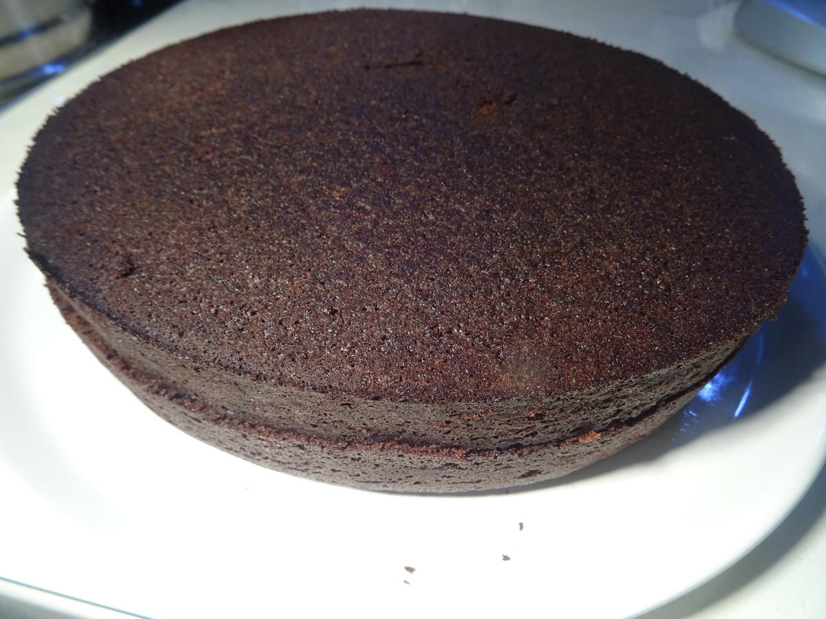 Schokoladenkuchen mit Kirschfüllung und -topping - Rezept - Bild Nr. 7