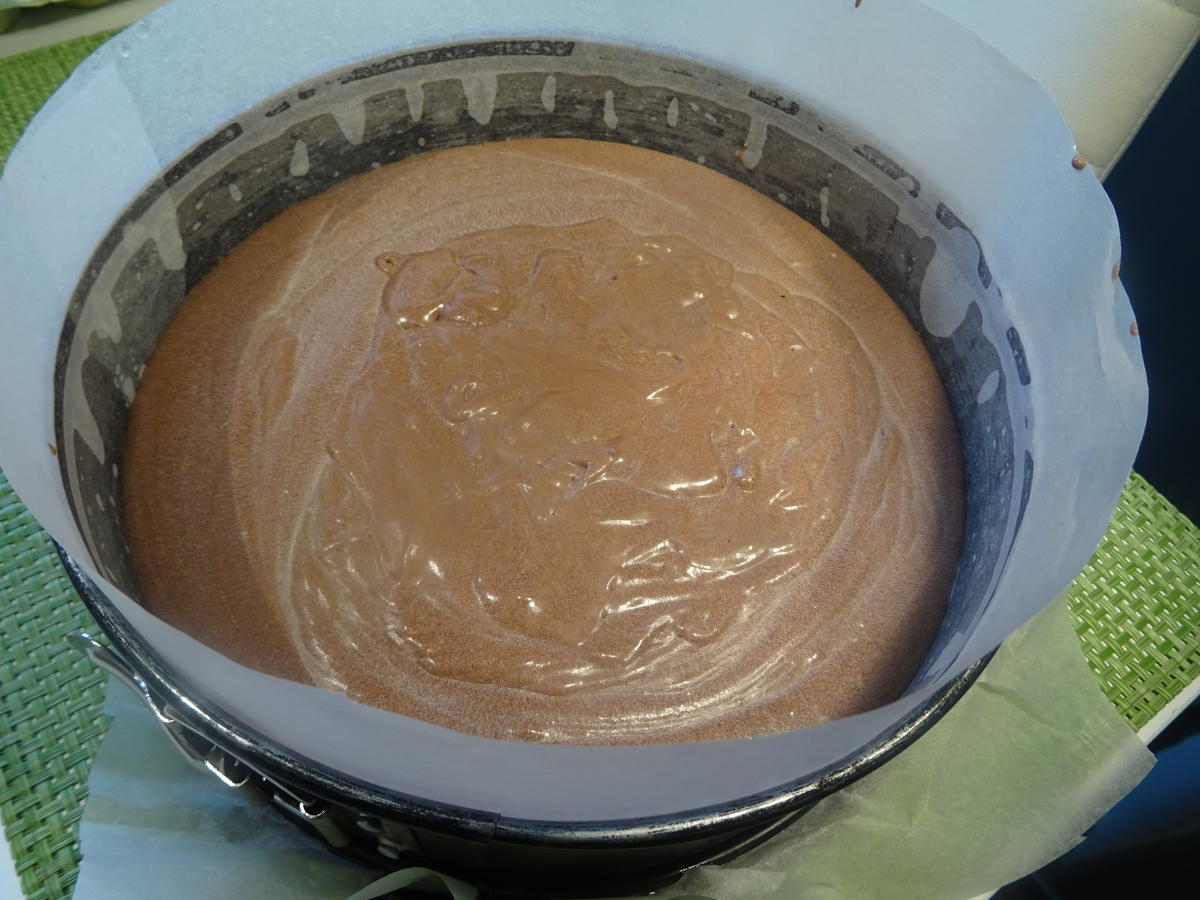 Schokoladenkuchen mit Kirschfüllung und -topping - Rezept - Bild Nr. 8