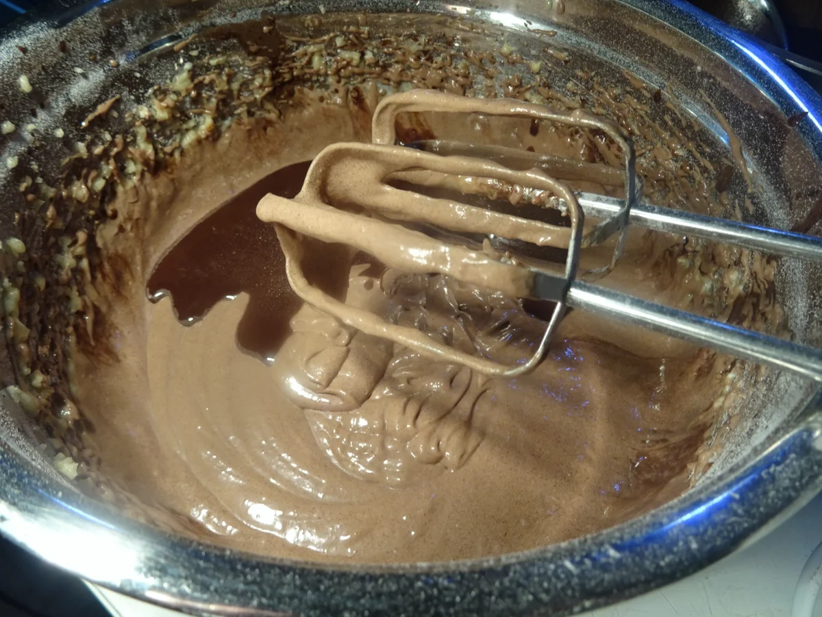 Schokoladenkuchen mit Kirschfüllung und -topping - Rezept - Bild Nr. 9