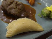 Rehrücken mit Maronenkräutermantel, dazu Wildkräuter-Ravioli und Herbstgemüse - Rezept - Bild Nr. 2