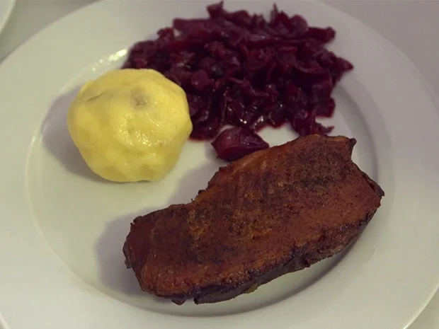 Martinsgans mit Ingwer-Rotkohl, marinierten Rosenkohl-Blättern und Walnussknödeln - Rezept - Bild Nr. 2
