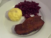 Martinsgans mit Ingwer-Rotkohl, marinierten Rosenkohl-Blättern und Walnussknödeln - Rezept - Bild Nr. 2