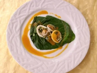 Rezept: Gefüllte Calamari mit Mangold und Gambas an Cognacsoße Gefüllte Calamari mit Mangold und Gambas an Cognacsoße - Rezept