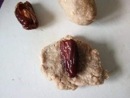 Datteln in Haferflocken-Erdnuss-Mantel - Rezept - Bild Nr. 4