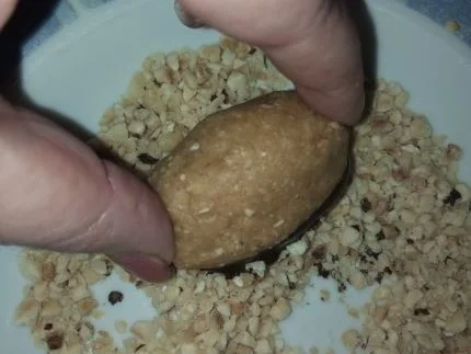 Datteln in Haferflocken-Erdnuss-Mantel - Rezept - Bild Nr. 6