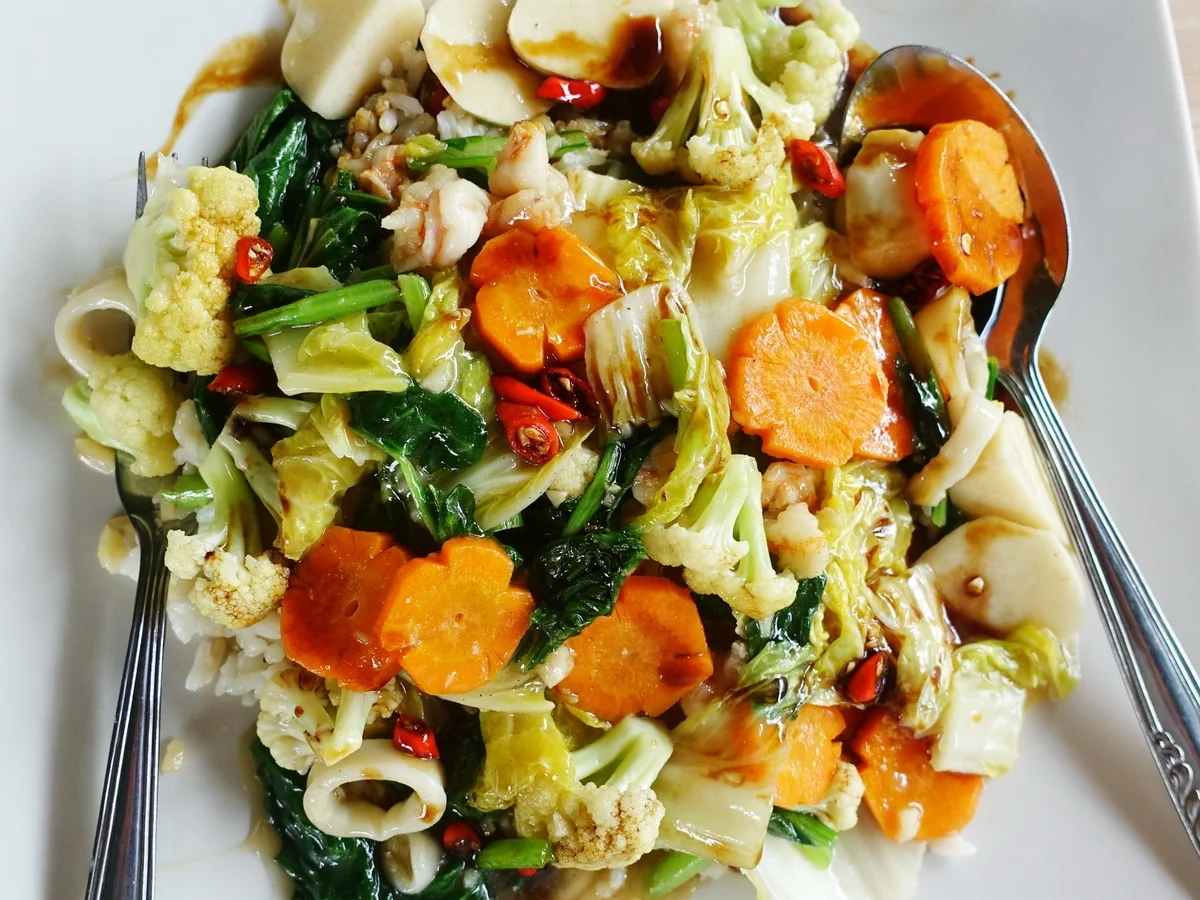 Gebratenes Gemüse mit Fischbällchen - Cap Cay Seafood ala Sriwidi - Rezept - Bild Nr. 2